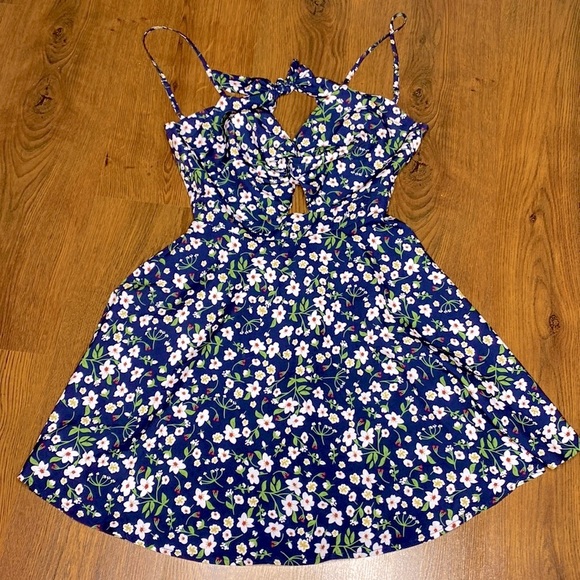 🌹 Floral Navy Blue Cutout Sundress 🌹 - Picture 8 of 13